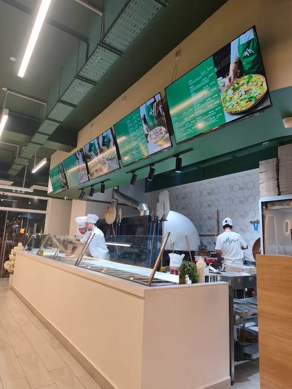 Le bar à pizza au centre du restaurant